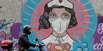 Una enfermera superheroína. Obra del grafitero 'Uzey' en Hamm, Alemania. (AP)