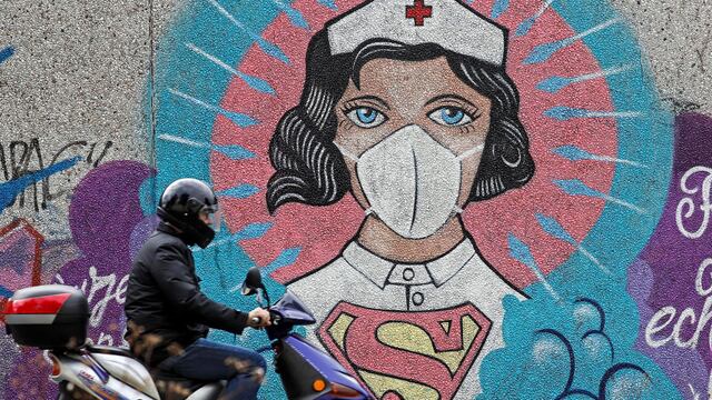 Una enfermera superheroína. Obra del grafitero 'Uzey' en Hamm, Alemania. (AP)