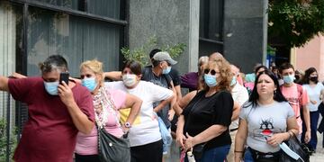 Fe de vida: largas colas en el Banco Nación de Plaza San Martín en Córdoba para llevar a cabo el trámite. (José Hernández/La Voz)