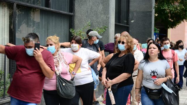 Fe de vida: largas colas en el Banco Nación de Plaza San Martín en Córdoba para llevar a cabo el trámite. (José Hernández/La Voz)