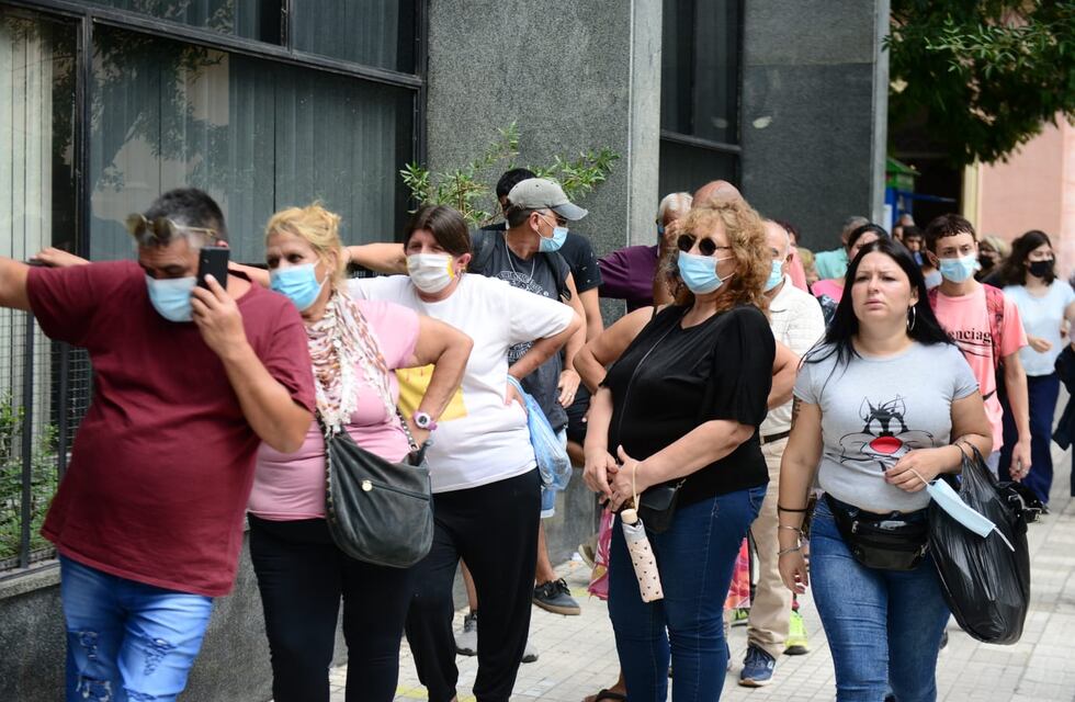 En pandemia, hay colas interminables para dar Fe de vida, en el Banco Nación de Córdoba