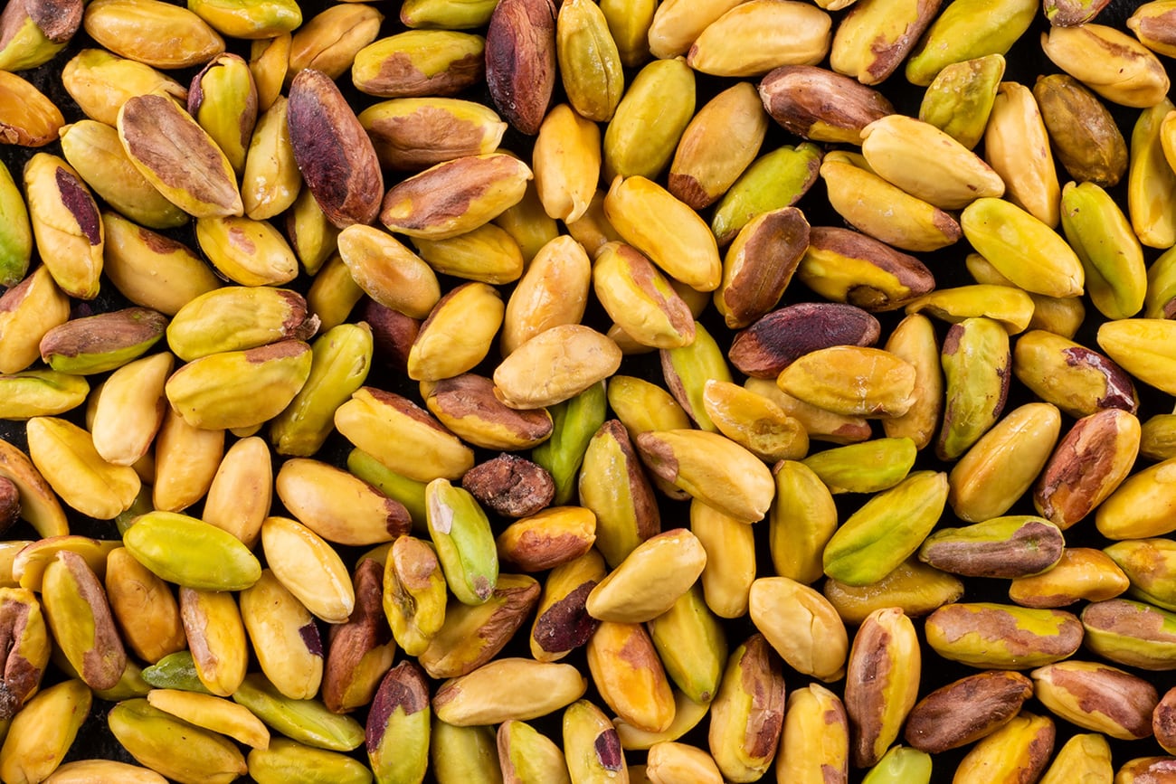 El pistacho es un fruto seco verde y ovalado, protegido por una cáscara dura y ligeramente abierta. (Freepik)