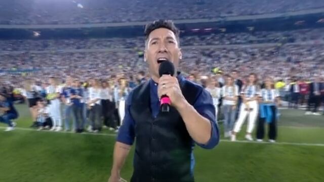 Ariel Ardit cantó el Himno Nacional frente a la selección argentina.