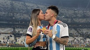 Agustina Gandolfo como una hincha más: los videos de la caravana que recibió a la Selección Argentina