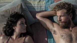 EL TIEMPO QUE TE DOY (L to R) NADIA DE SANTIAGO as LINA, ÁLVARO CERVANTES as NICO in episode 06 of EL TIEMPO QUE TE DOY. Cr. TXUCA PEREIRA/NETFLIX © 2020