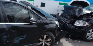 Dos autos chocaron de frente y hay demoras en el tráfico.