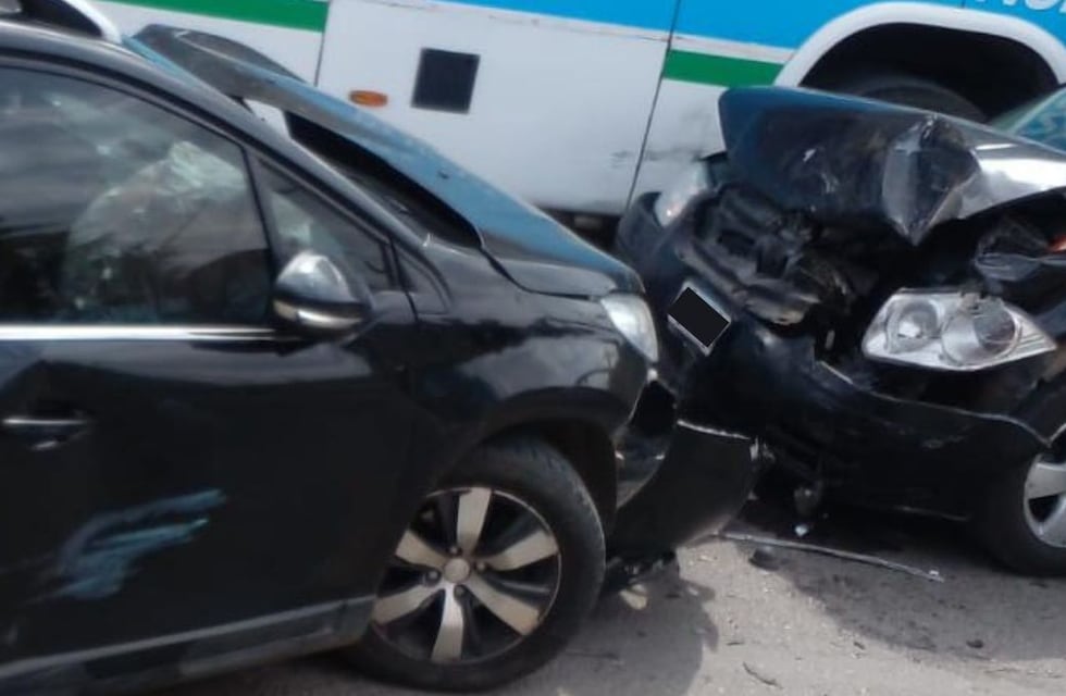 Tránsito complicado por un impactante accidente en avenida Juan B. Justo