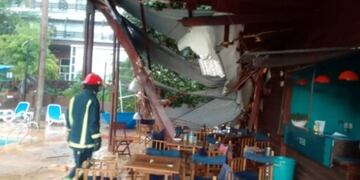 Puerto Iguazú: un árbol cayó sobre el techo de un bar y dejó a una persona herida.