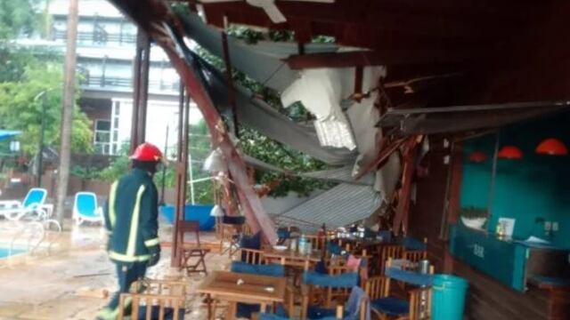 Puerto Iguazú: un árbol cayó sobre el techo de un bar y dejó a una persona herida.