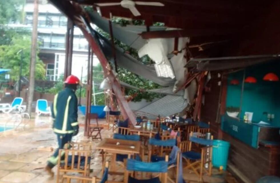 Puerto Iguazú: un árbol cayó sobre el techo de un bar y dejó a una persona herida