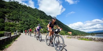La iniciativa supone la construcción de un trayecto de 20 kilómetros que unirá ambos puntos en la provincia y otorgará seguridad y una infraestructura urbana a quienes se trasladan en bicicleta.