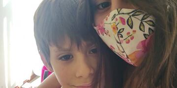 Vanesa Sobrero se mostró feliz después de la operación y ahora puede quedarse a cuidar a su hijo en el sanatorio.