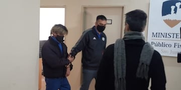 El acusado, ingresando al tribunal de Flagrancia.