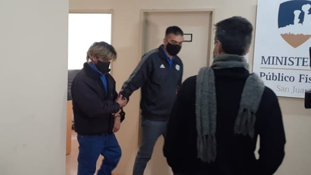 El acusado, ingresando al tribunal de Flagrancia.