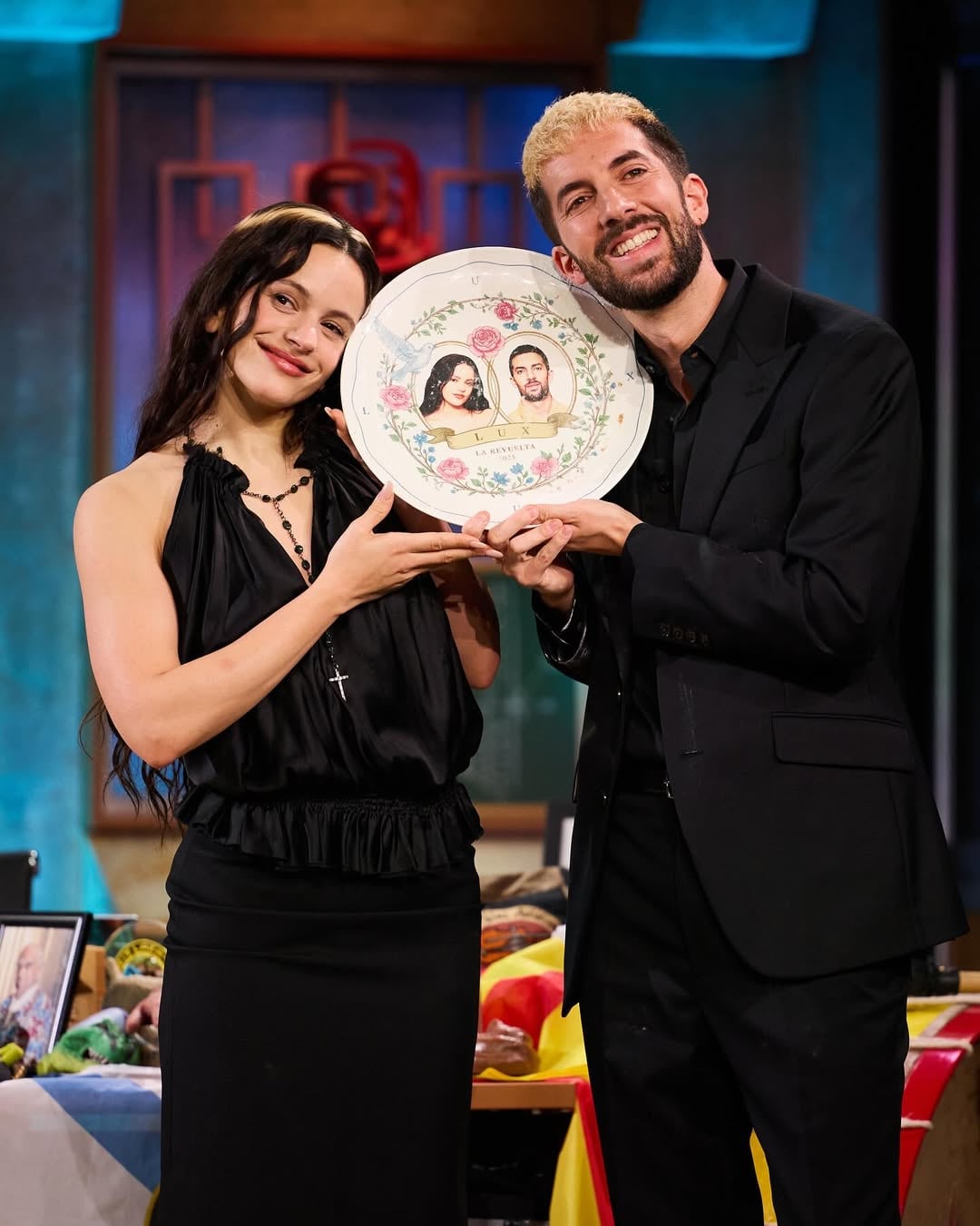 El plato en el que Rosalía llevó un bizcocho casero.