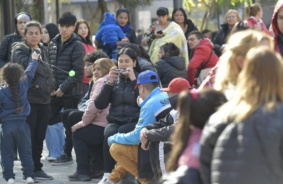 Furor en Nueva Córdoba: cuadras de fila para conseguir bitcoins por “escanearse el ojo”
