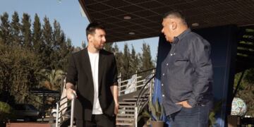 Leo Messi dialoga con el presidente de la AFA en el predio de Ezeiza.