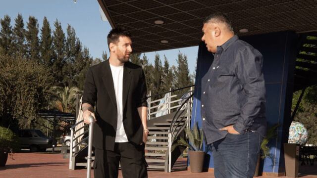 Leo Messi dialoga con el presidente de la AFA en el predio de Ezeiza.
