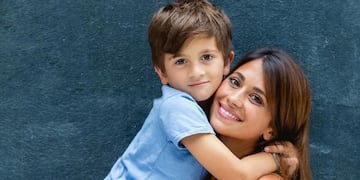 Antonela Roccuzzo y su hijo Thiago Messi comparten la pasión por el fútbol.