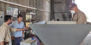 En Concordia una empresa recicla plasticos y los convierte en maderas.