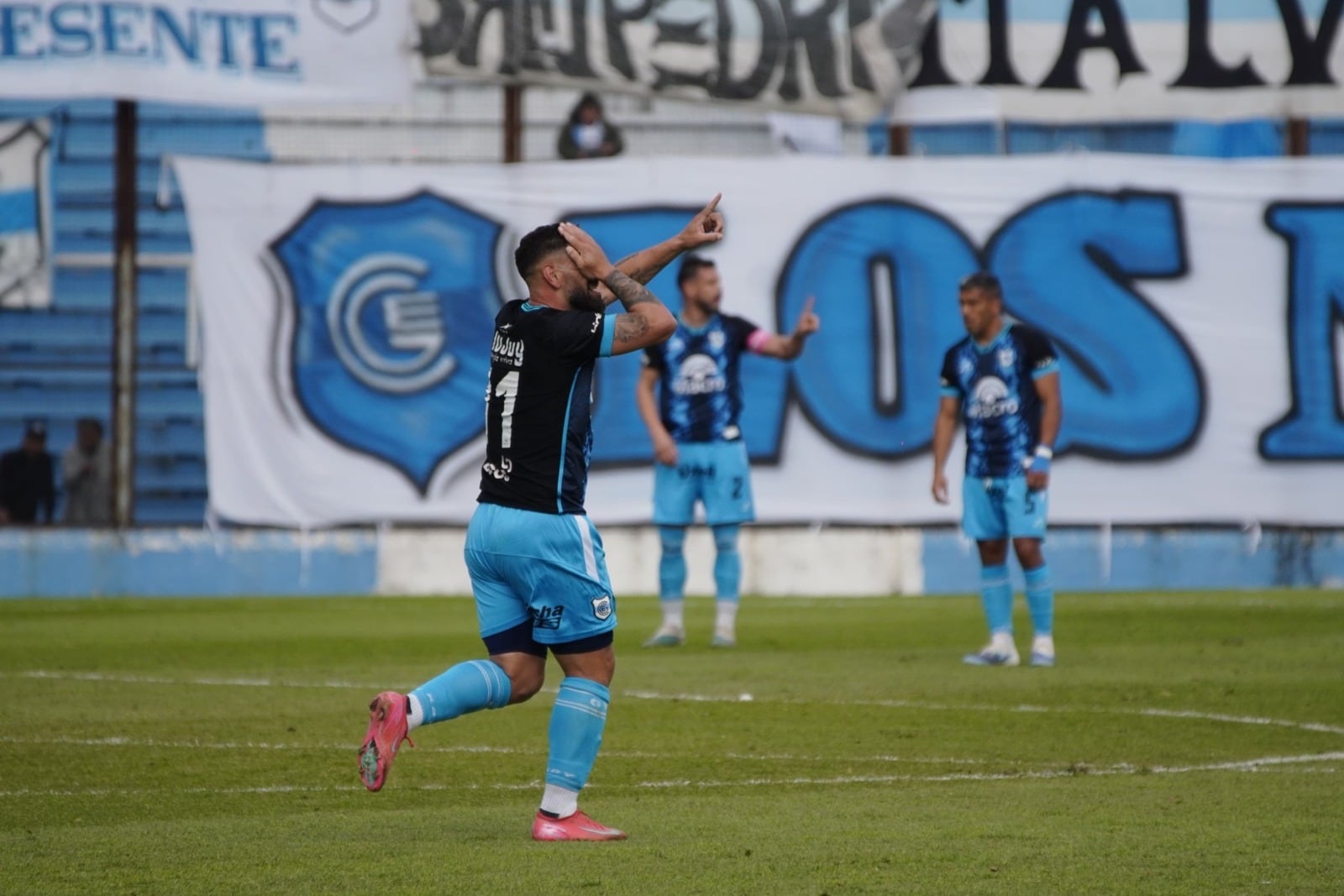 Gustavo “Tortu” Fernández abrió el camino del triunfo con una definición cruzada e hizo delirar a la hinchada albiceleste.