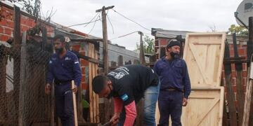 Trabajadores de Desarrollo Social, Protección Civil y la municipalidad empezaron a construir una nueva vivienda.
