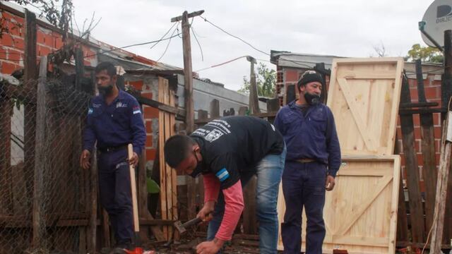 Trabajadores de Desarrollo Social, Protección Civil y la municipalidad empezaron a construir una nueva vivienda.
