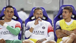 El brasileño Neymar en el banco de suplentes del PSG durante la reciente gira de preparación en Asia. (AP)