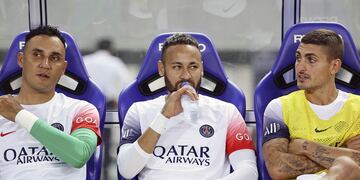 El brasileño Neymar en el banco de suplentes del PSG durante la reciente gira de preparación en Asia. (AP)