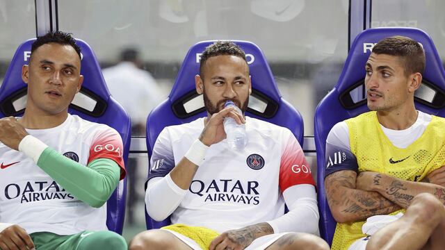 El brasileño Neymar en el banco de suplentes del PSG durante la reciente gira de preparación en Asia. (AP)