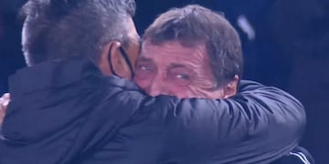 Julio César Falcioni, muy emocionado tras su vuelta al banco de suplentes.