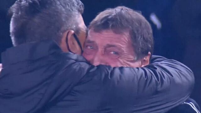 Julio César Falcioni, muy emocionado tras su vuelta al banco de suplentes.