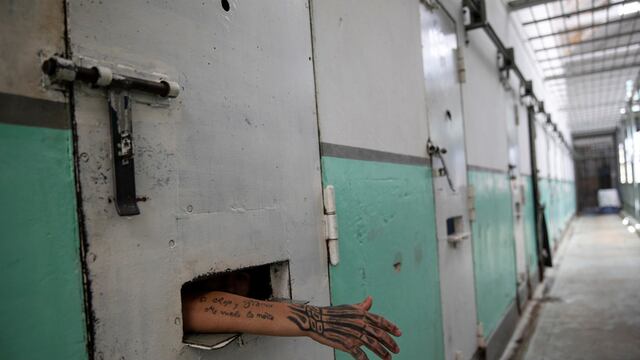El Enacom aprobó un programa que permite mejorar la conectividad en las cárceles federales. Foto Rodrigo Abd/AP.