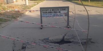 Por el calor reventó el pavimento de la esquina de Av. Roca y San Lorenzo del barrio Toro Yacu de Las Termas
