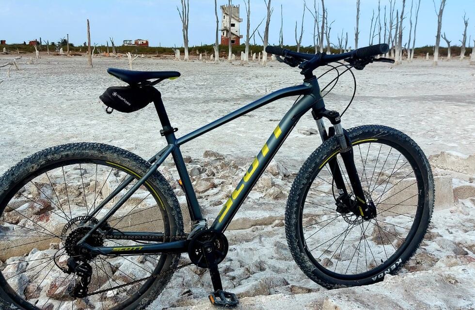 Desde los refugiados croatas hasta una colonia naturista, un recorrido en bici, extraordinario por Ansenuza