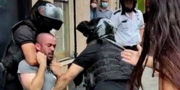 Feroz ataque policial a un trabajador. (@MauroYasprizza)