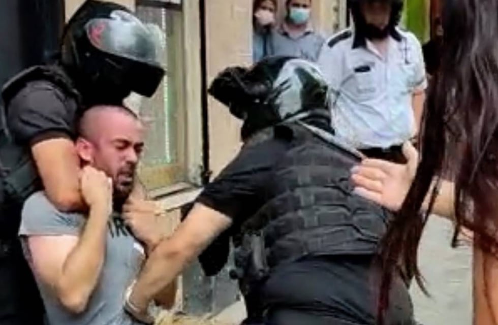 Imputaron al inspector y a los policías que golpearon a un automovilista en el centro