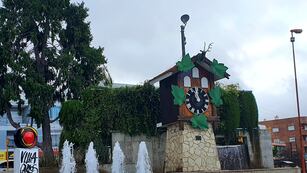 Reloj Cucú de Villa Carlos Paz, en una jornada nublada.