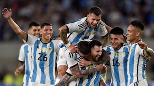 Lionel Messi y sus compañeros en un partido de la selección argentina. (AP / Archivo)