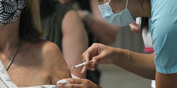 Continúan vacunando a los mayores de edad en el Vacunatorio de Campaña montado en la Nave Cultural del parque central