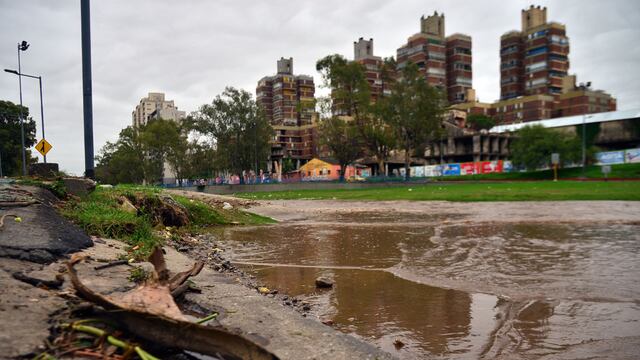 Las copiosas lluvias en Córdoba repercutieron en la Costanera de la ciudad.