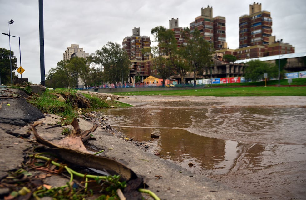Fotos y video: en medio de las lluvias, el agua arrastró dos vehículos en la ciudad de Córdoba
