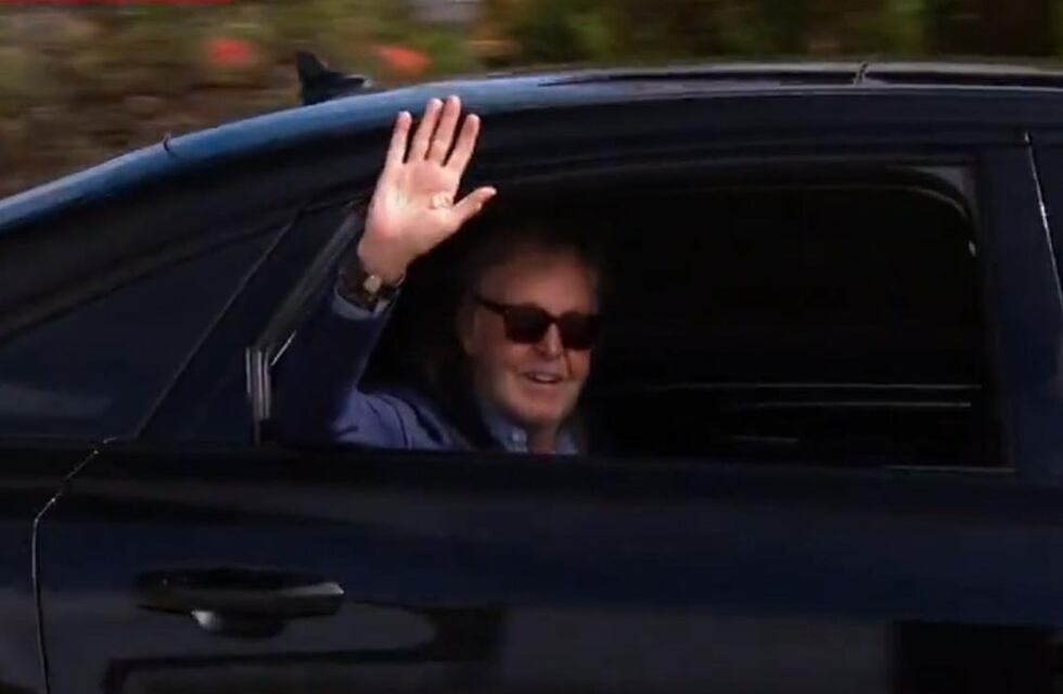 Paul McCartney llegó a Córdoba: el recibimiento de sus seguidores en el aeropuerto