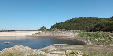 Dique La Quebrada con poca agua.