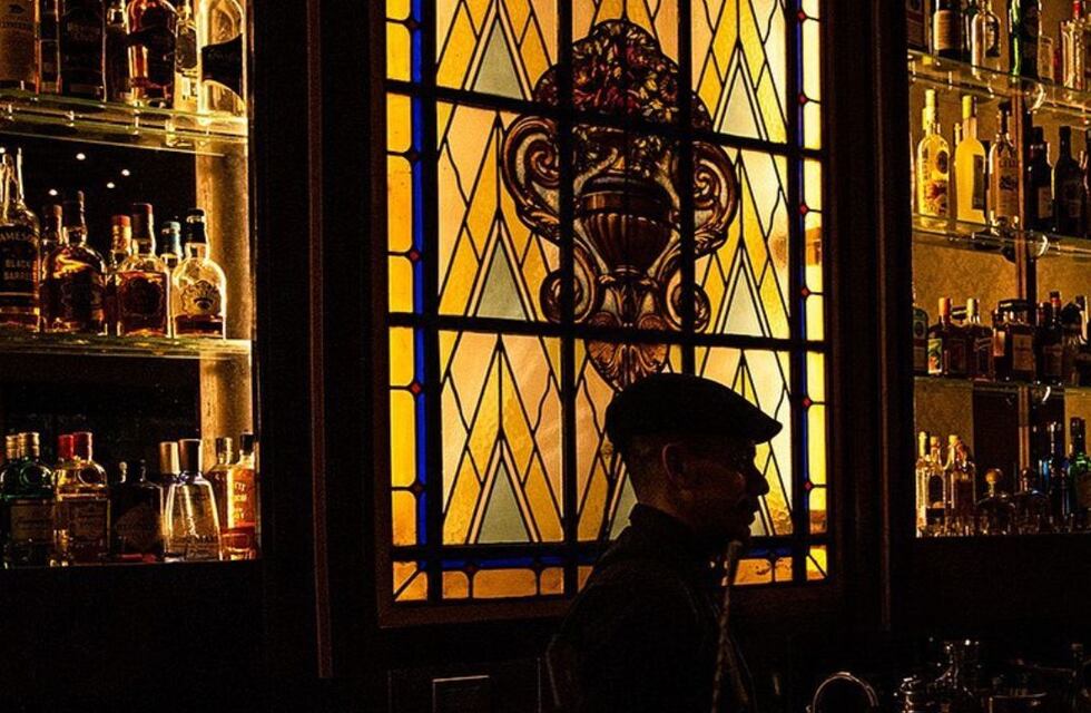 Furor en las redes por el bar de Peaky Blinders: tragos de autor y menú para todos los gustos
