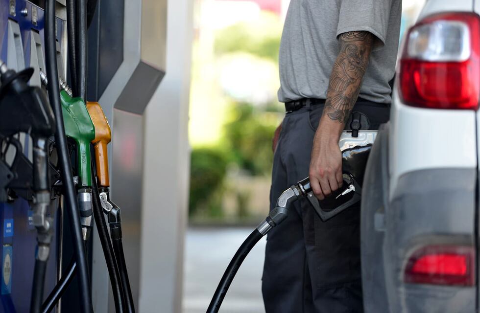 Vuelve a aumentar la nafta en YPF y pone más presión a la inflación de mayo