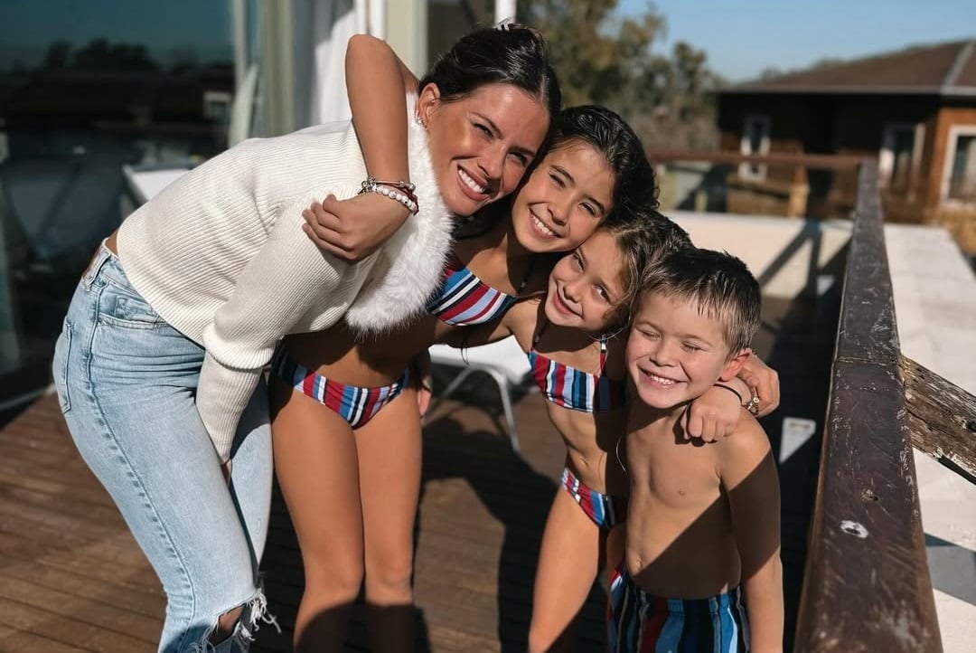 La actriz junto a sus tres hijos, en una foto reciente que compartió "la China" con motivo del cumpleaños de Rufina. (Instagram @sangrejaponesa).