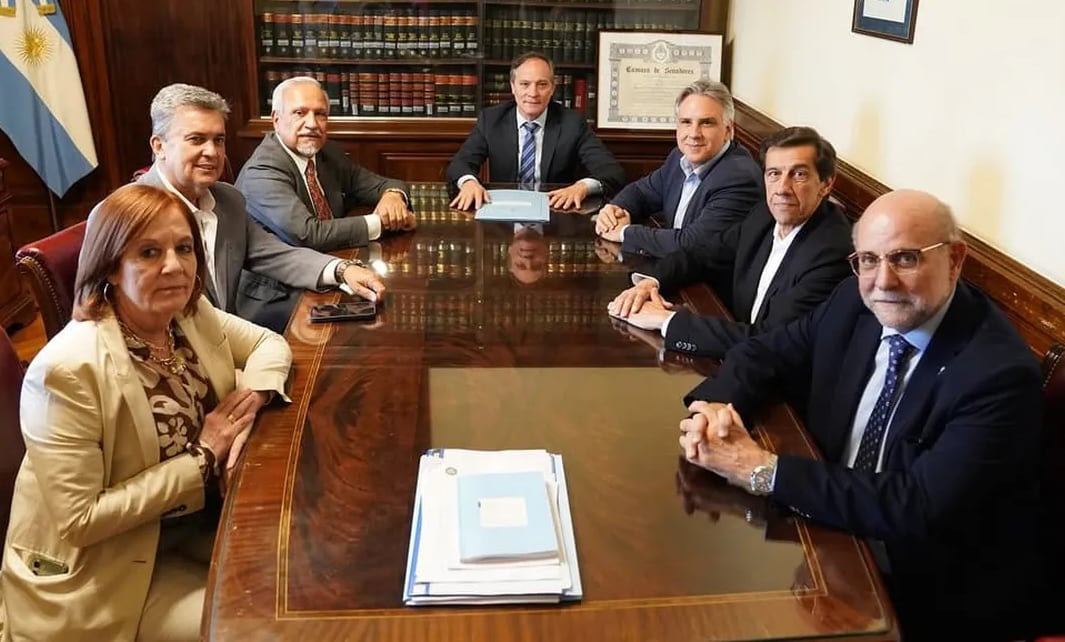 Los gobernadores Carlos Sadir y Martín Llaryora, reunidos con los senadores que promueven un nuevo marco de fomento a los biocombustibles.