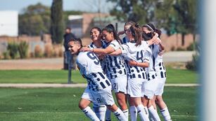 El femenino de Talleres celebra uno de los goles ante All Boys (Prensa Talleres).