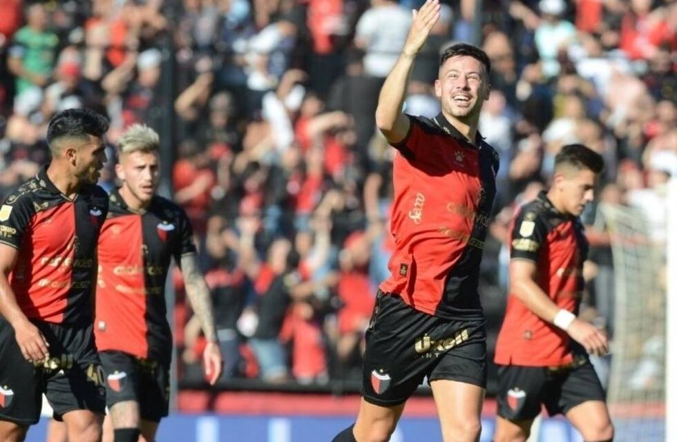 Colón goleó 3 a 0 a Atlético Tucumán y llega entonado al clásico santafesino